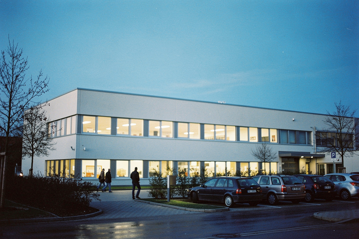 Bürogebäude eines mittelständischen Unternehmens am Abend